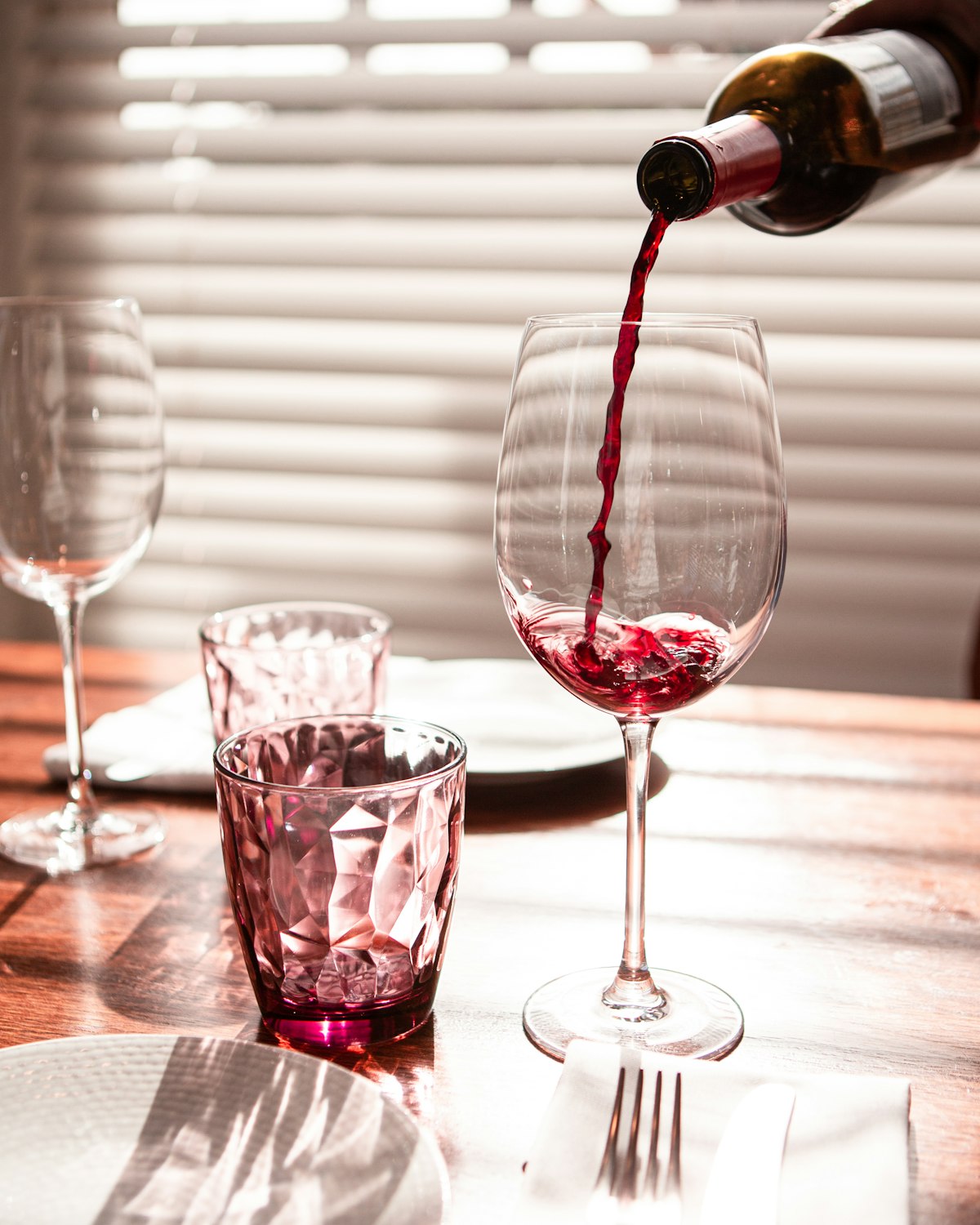 Un verre de vin rouge servi à table